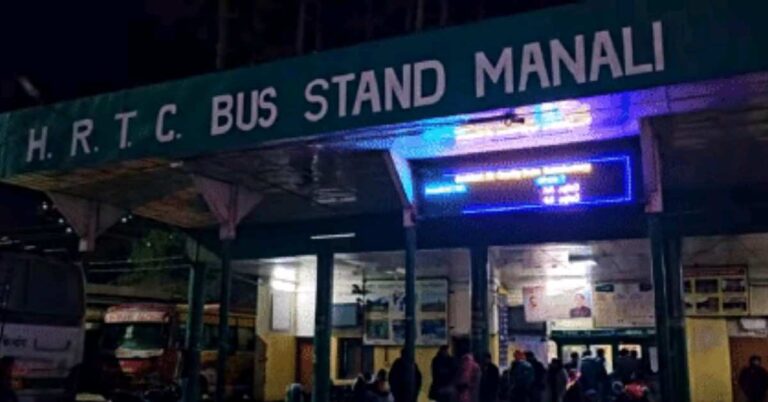 If you travel from Shimla to Manali by bus or tour car, the bus will drop you off.H.R.T.C. Bus Stand Manali But at this place you will be seen from everywhere