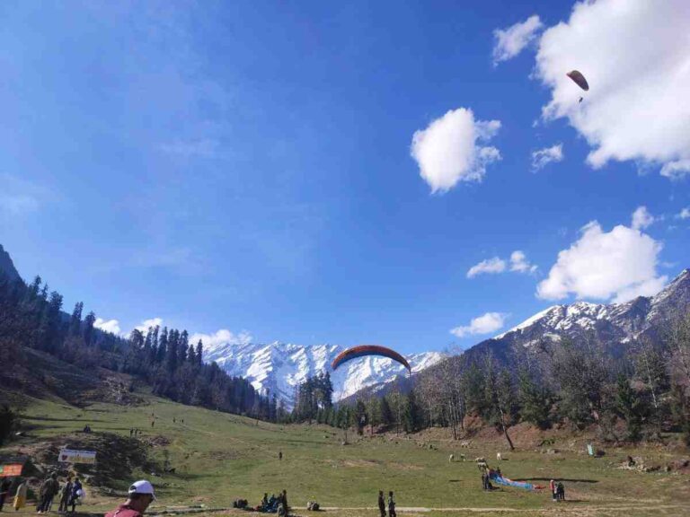 Solang Valley is a popular tourist destination. This is because when you visit it, you'll see a thick blanket of snow as far as the eye can see. This is why many adventure activities are offered here.